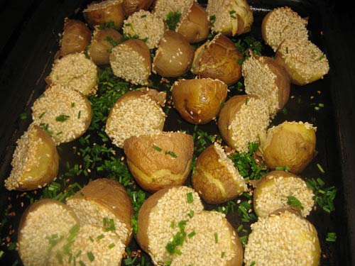 Картофель, запеченный с кунжутом и чесноком