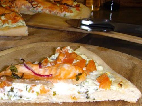 Пицца с семгой и нежным сливочным сыром
