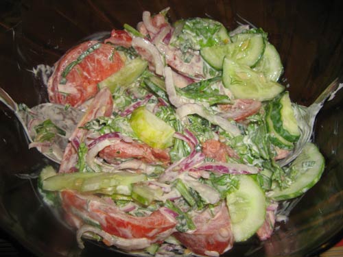Салат из помидоров и лука-порея