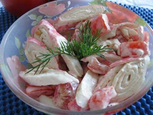 Салат с крабовыми палочками, чесноком и помидорами