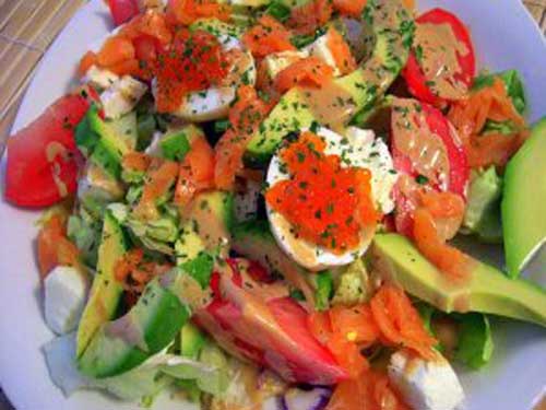 Салат с лососем и икрой - рецепт