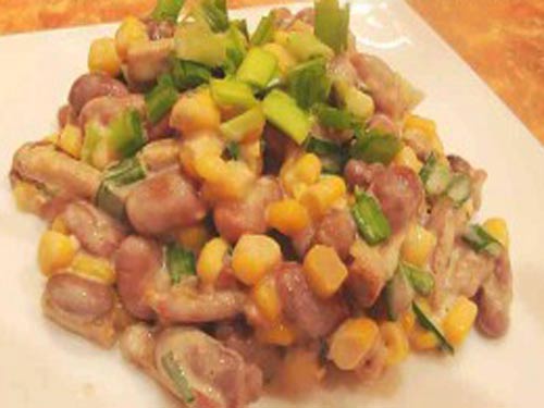 Салат с сухариками из кукурузы и фасоли