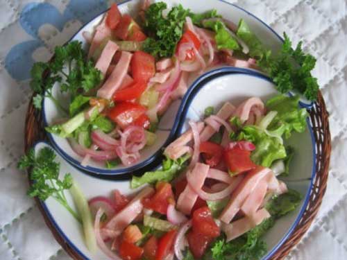 Салат с ветчиной, помидорами и огурцом