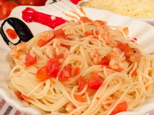 Спагетти с креветками и помидорами / Кулинарный рецепт