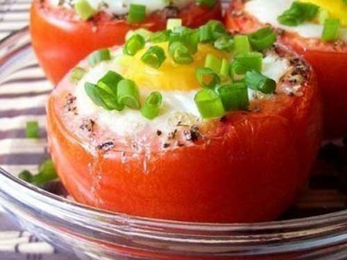 Яичница с зеленью в помидорах
