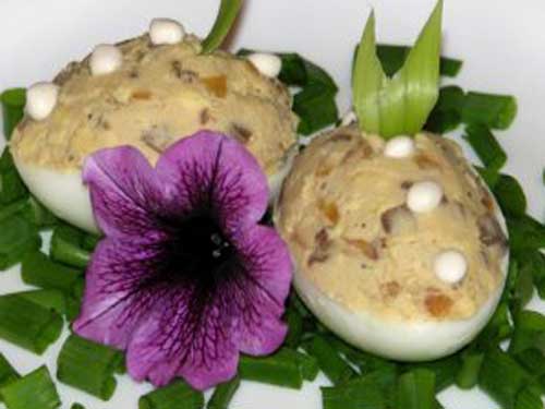 Яйца фаршированные луком и грибами
