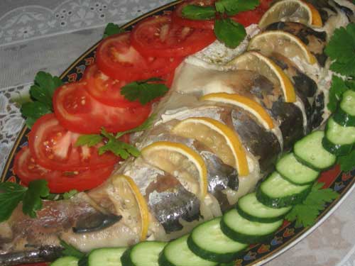 Запеченный тунец с овощами и лимоном